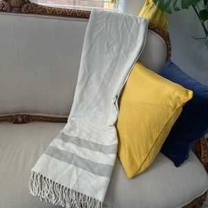 TOMS‎ Fleece Blanket Throw 54 X 52